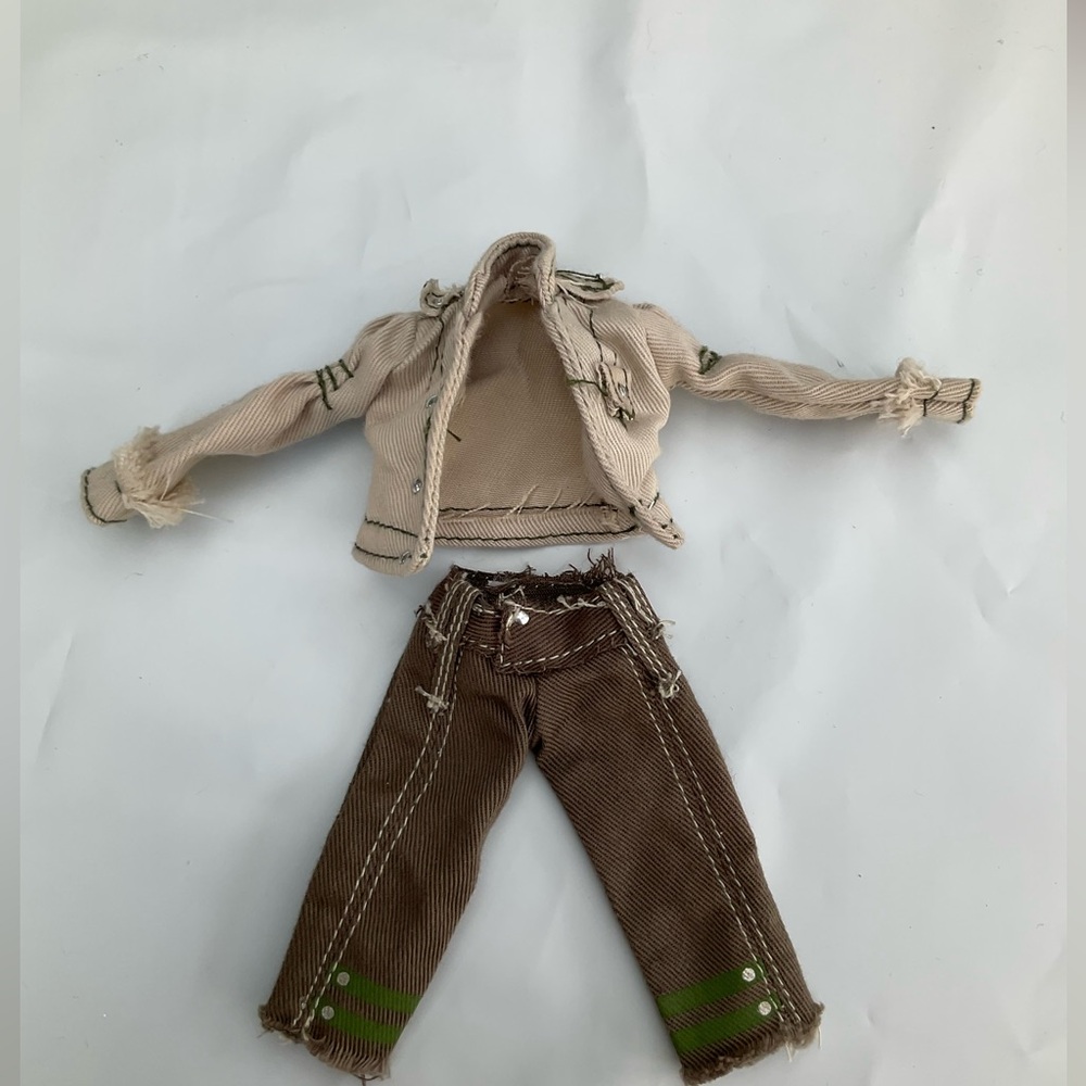Bratz Adventure Girlz Cloe Fashion Outfit Vest and Green Capris 2000s